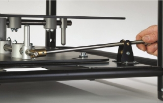 KALIBRO is a unique solution, patented by EUROMET that allows micro adjustments on all axes, with brass knobs located laterally to accurately align the focus of the two projectors, thus ensuring the maximum concentricity, which is essential for the best 3D projection and image quality