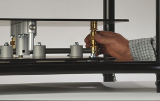 Kalibro è una soluzione esclusiva e brevettata da EUROMET che consente la regolazione micrometrica in tutti gli assi, tramite le manopole di ottone poste lateralmente, per allineare in maniera puntuale i fuochi dei due proiettori garantendo così la massima concentricità, indispensabile per la corretta proiezione e qualità delle immagini in 3D.