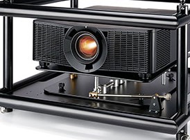 Supporto videoproiettori sovrapposti (stacking) destinati a proiezioni tridimensionali (3D) professionali e semiprofessionali.